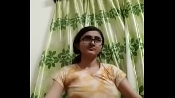 Desi Hottie With The Irresistible Curves